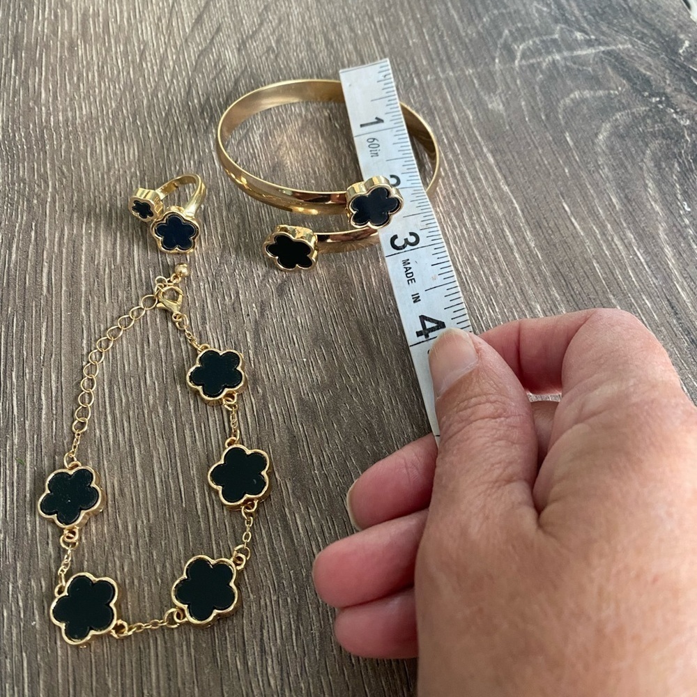 Elegant Black and Gold Clover Floral Jewelry Set - Picture 6 of 11
